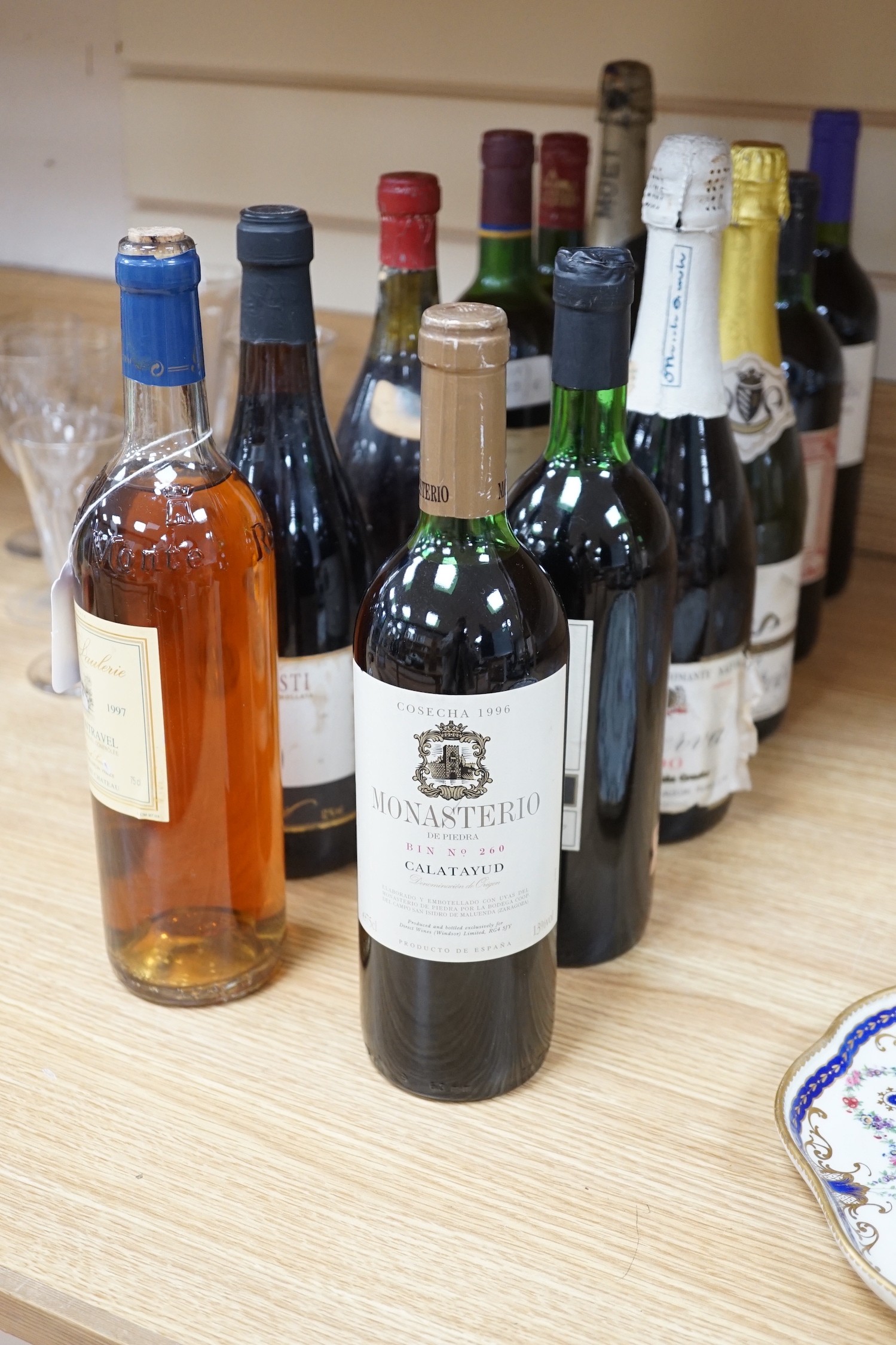 Twelve bottles of assorted wine to include Pauillac 1990, Chateaux Perenne 1985, Latriciere Chambertin 1949, Moet etc.